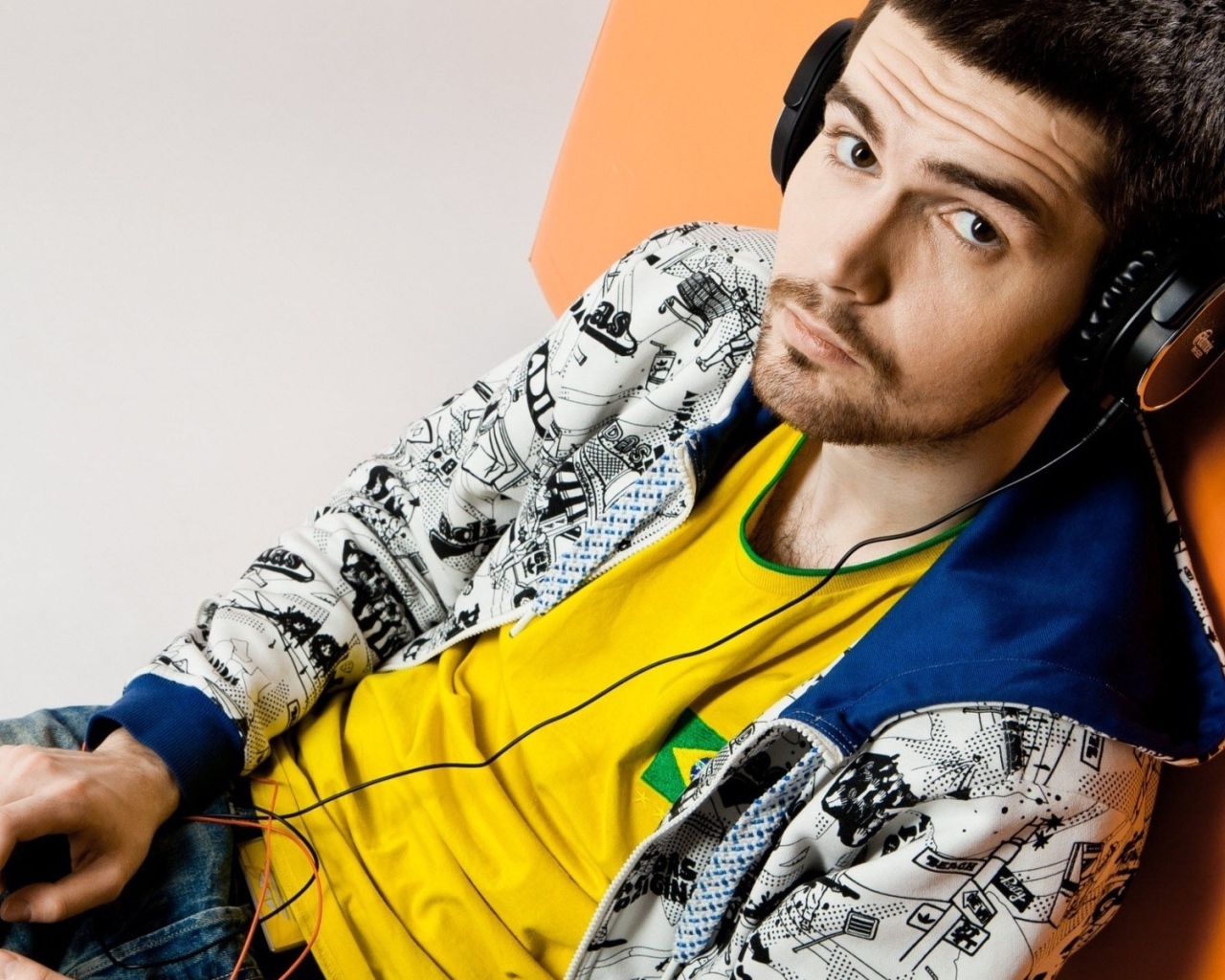 Noize MC в наушниках