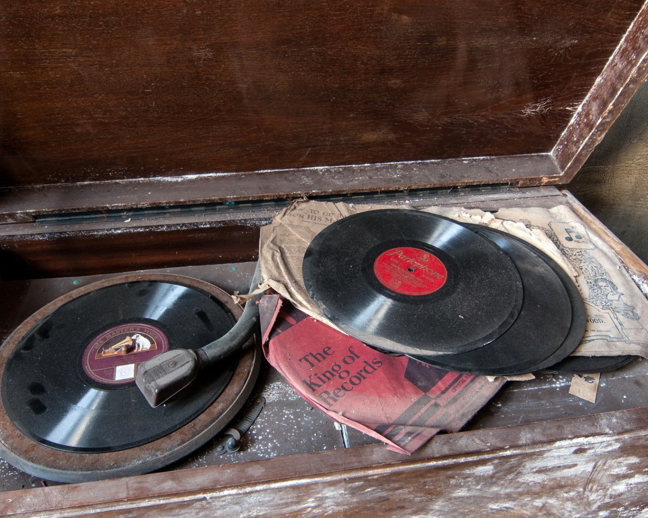 Старые пластинки в пыли