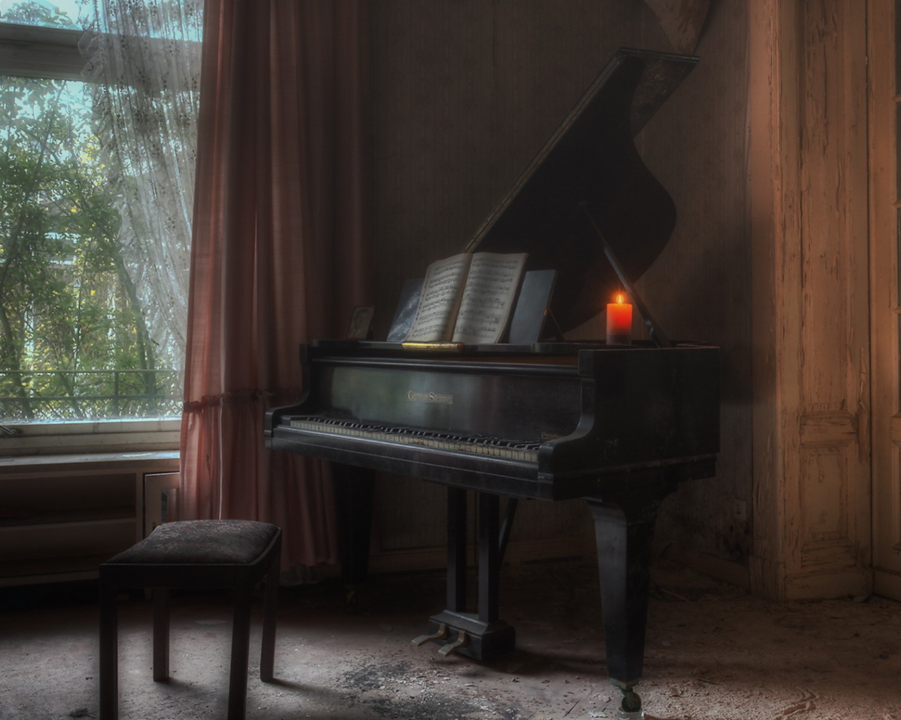 Pояль у окна