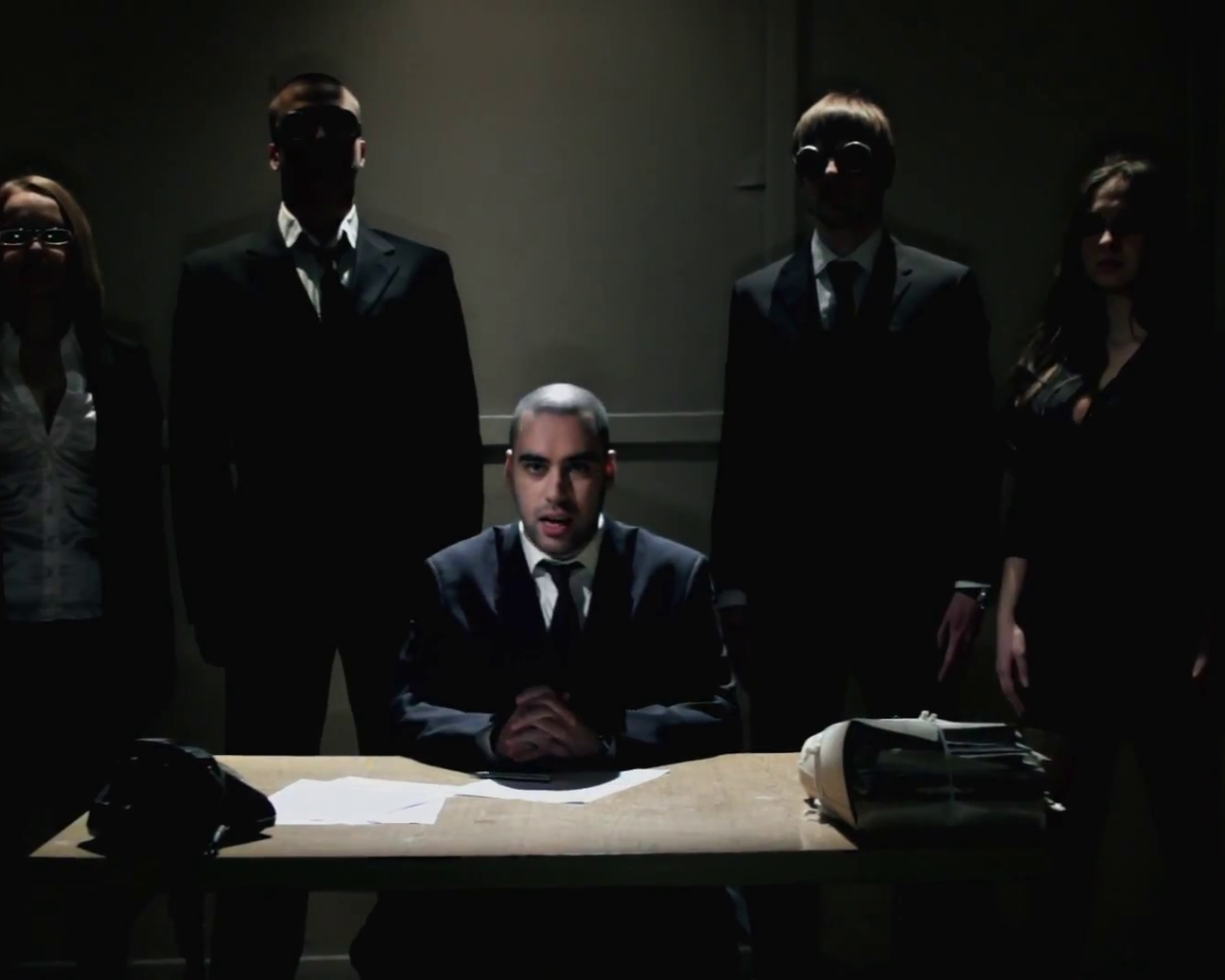 SLIM одет как бизнесмен