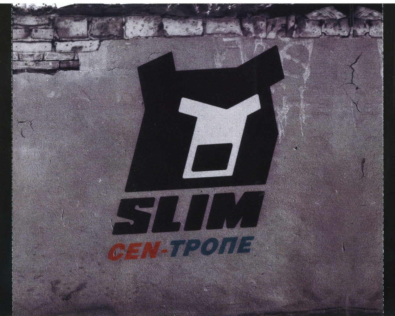 SLIM знак на стене