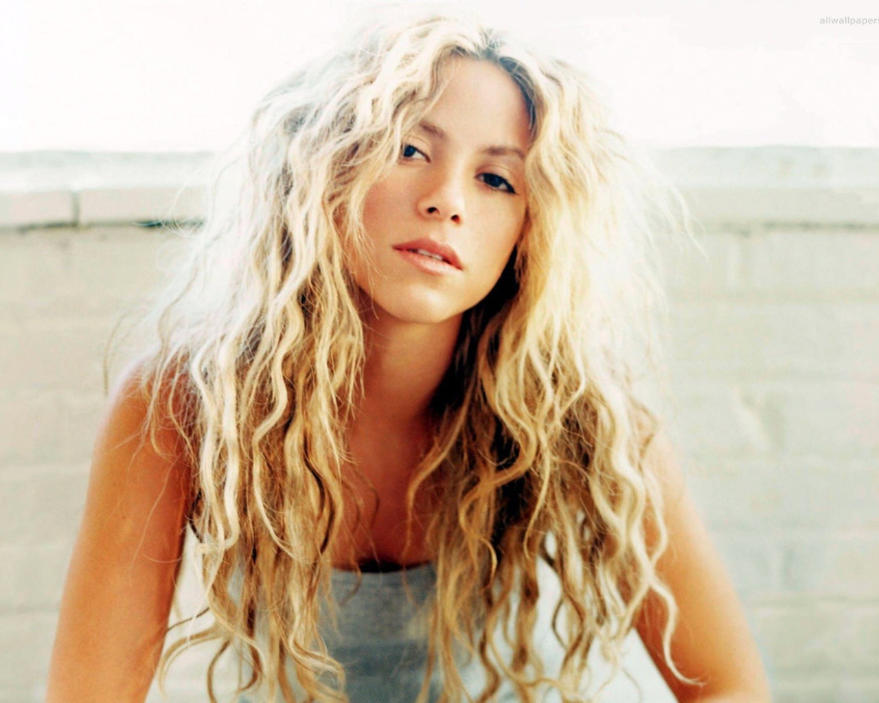 Шакира с распущенными волосами