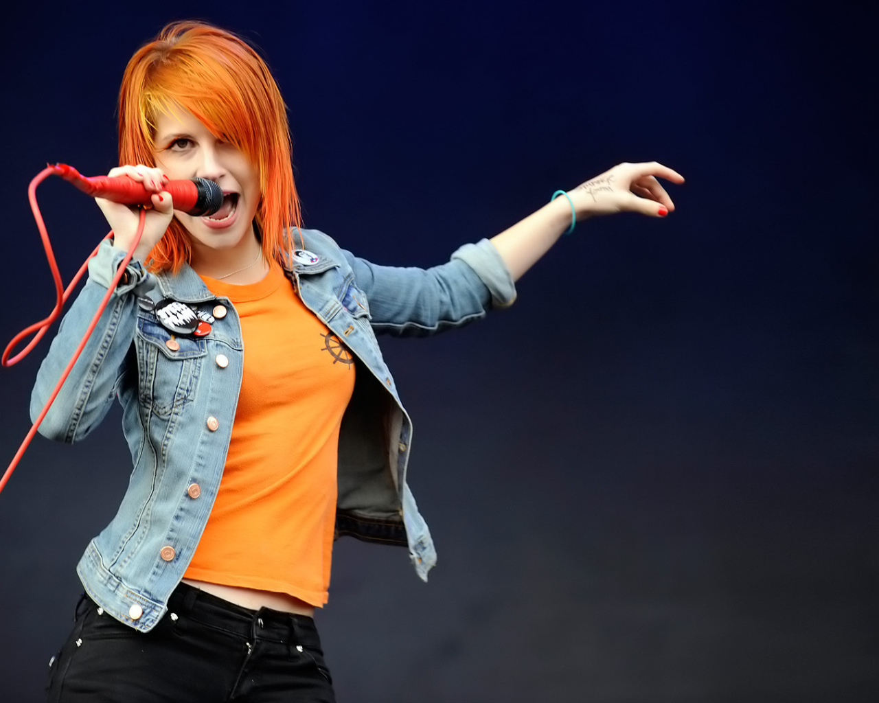 Певица Виллиамс с микрофоном