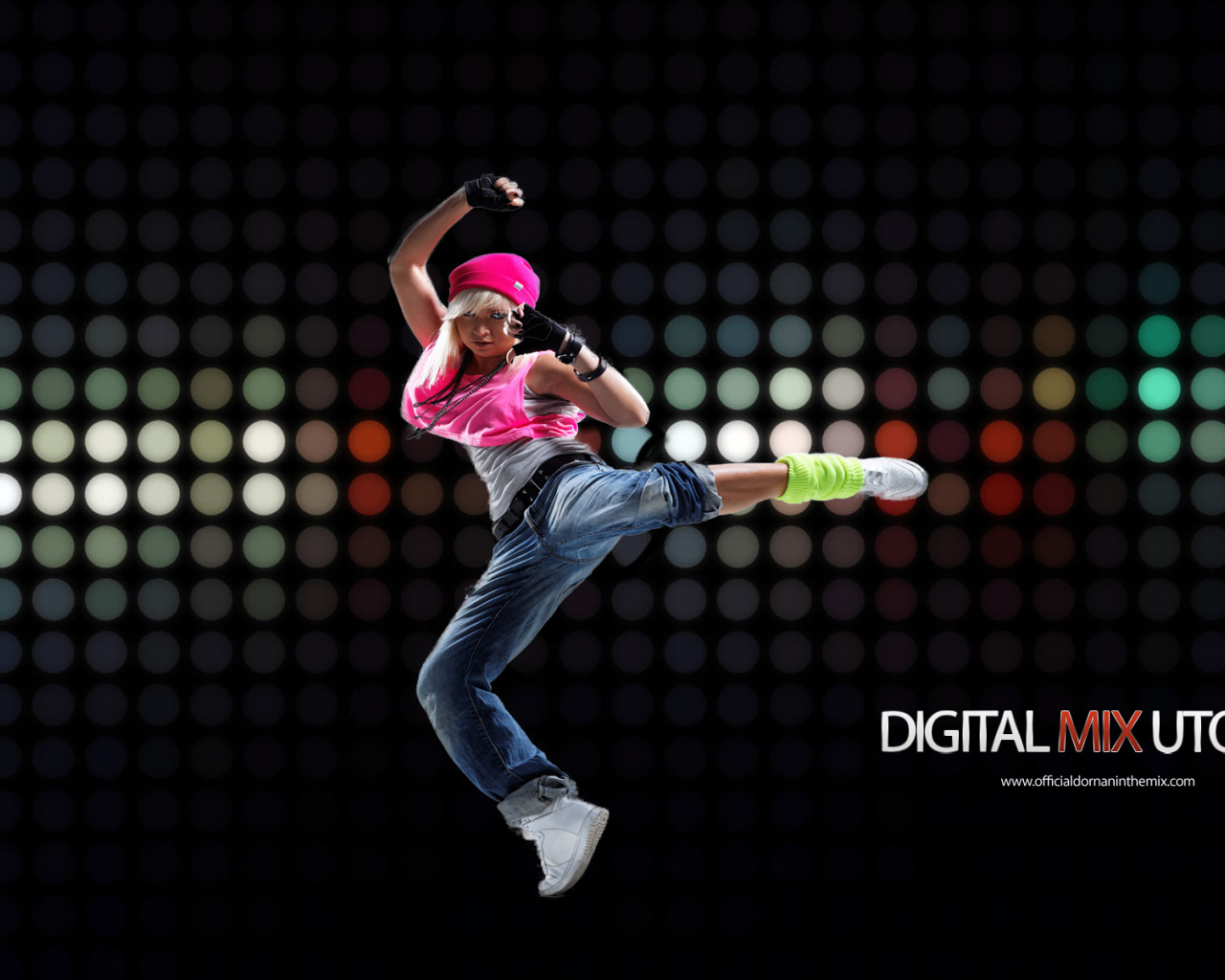 Девушка в розовом на танцполе