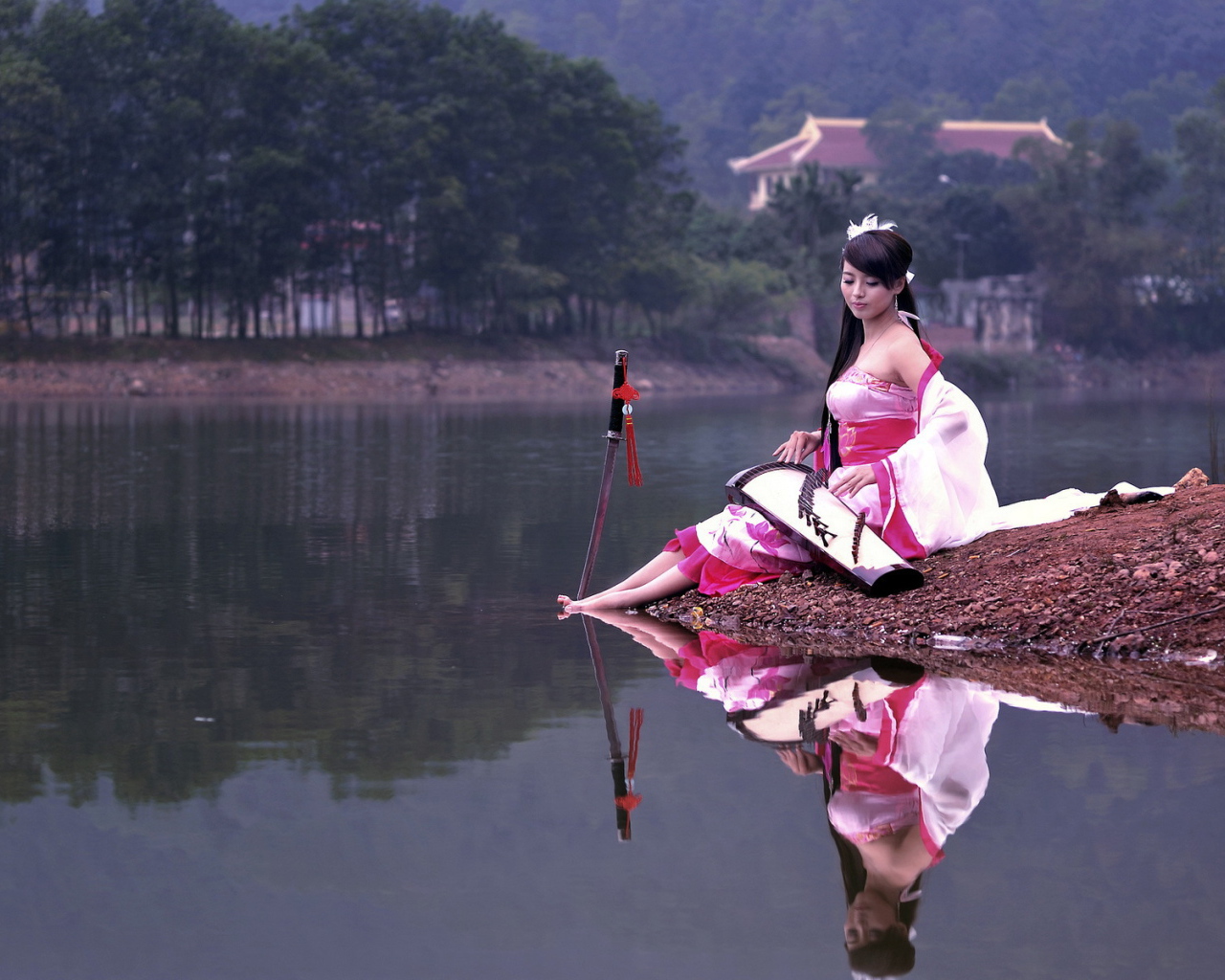 Девушка на берегу озера