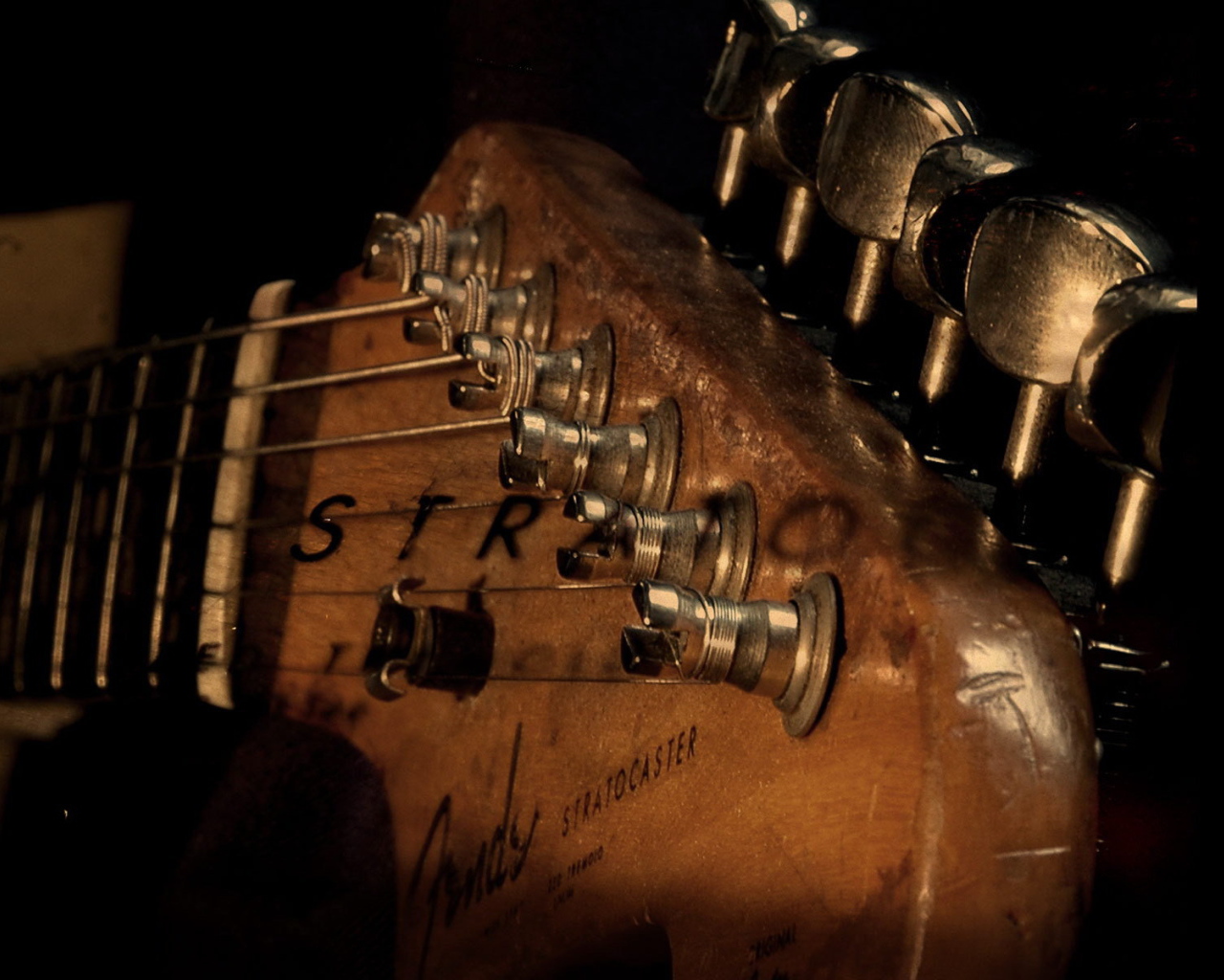 Гриф гитары со струнами