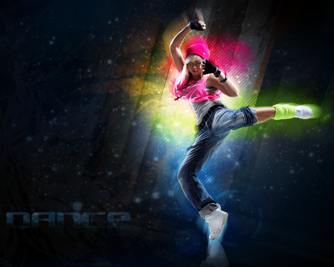 Юная девушка красиво танцует