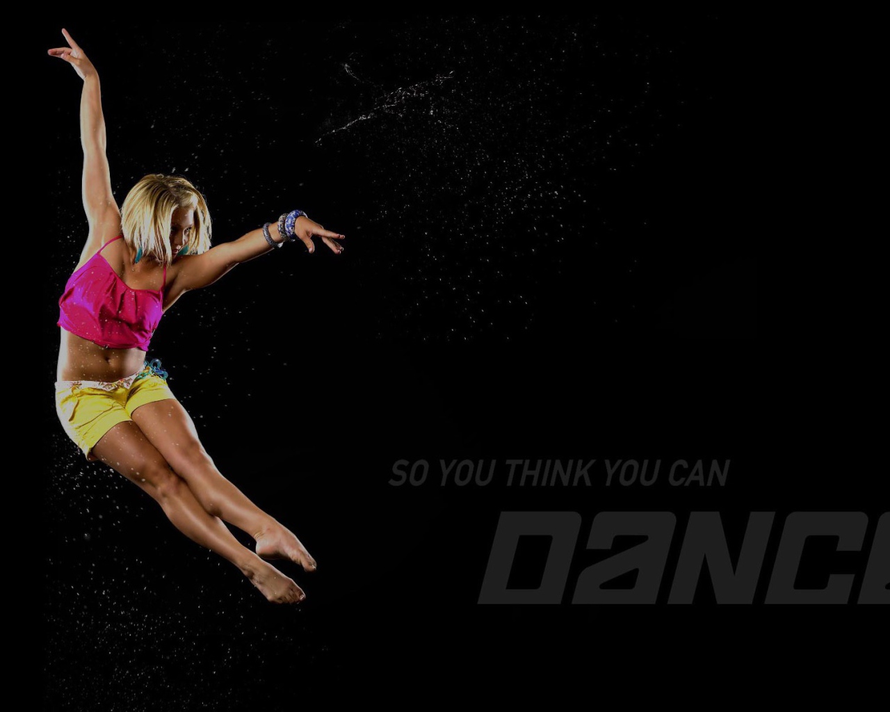 Молодая девушка в танце