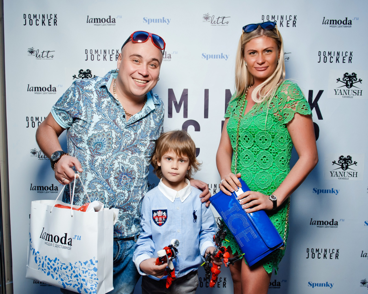 Доминик Джокер с семьей на открытии ресторана