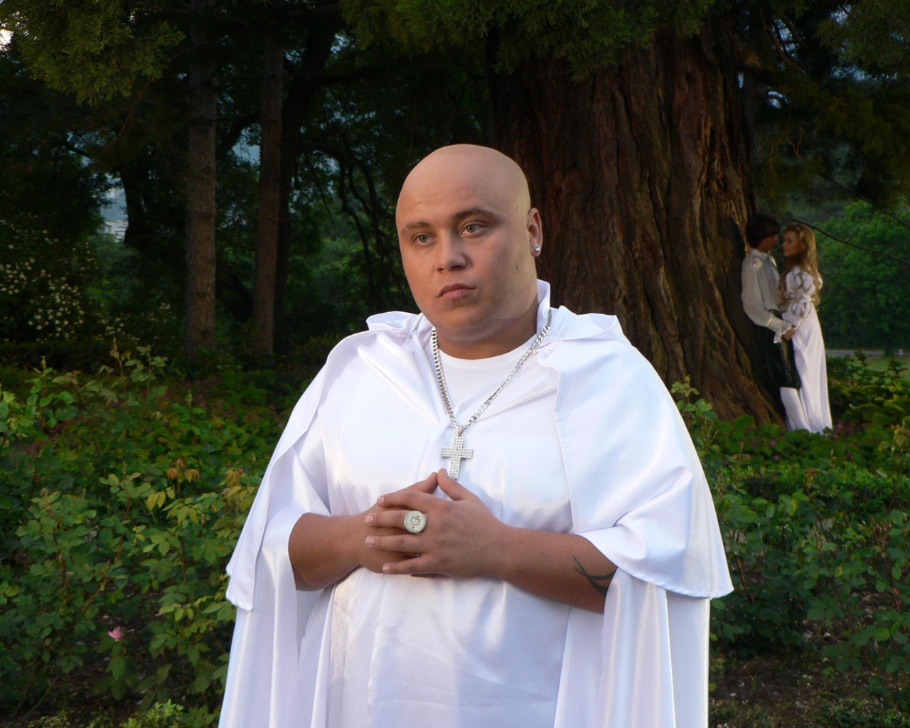 Доминик Джокер в роли монаха в мюзикле