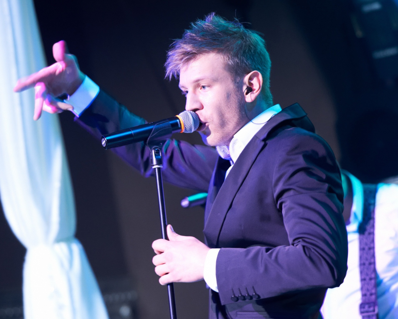 Иван Дорн на концерте поет