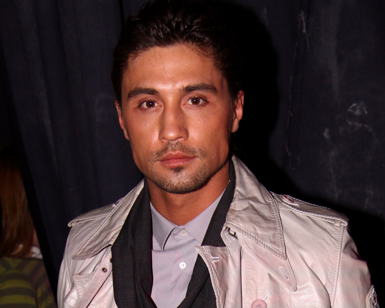 Дима Билан в элегантном плаще 