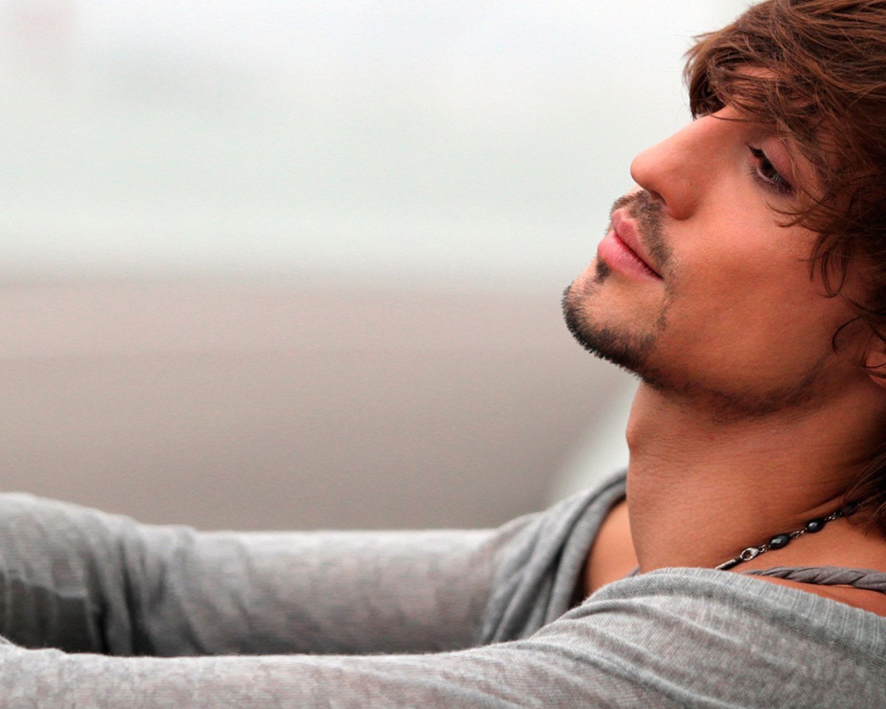 Дима Билан задумчиво смотрит