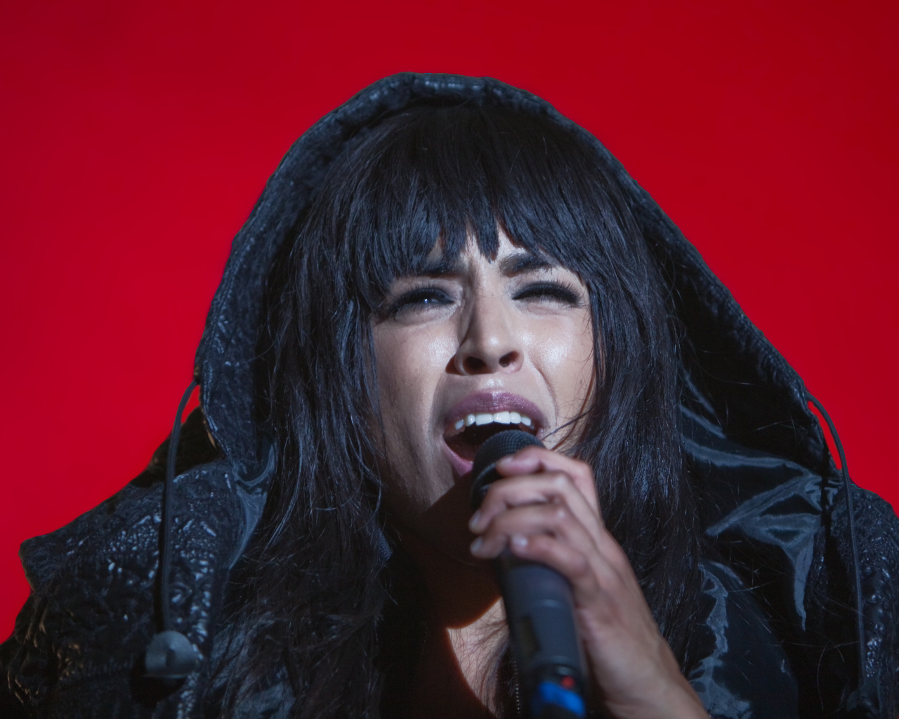 Loreen поет на красном фоне