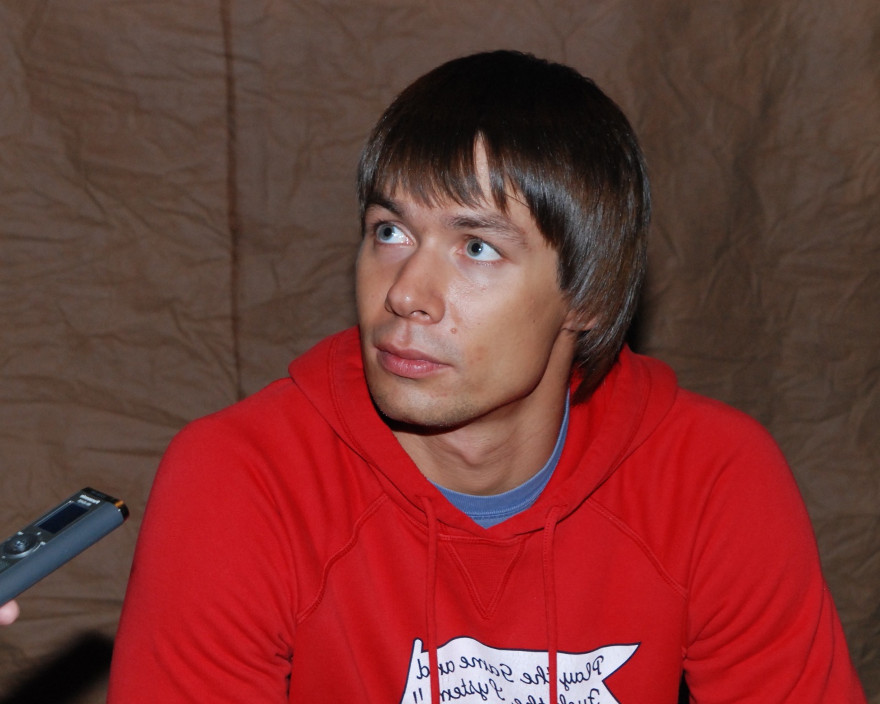 Стас Пьеха в красной олимпийке