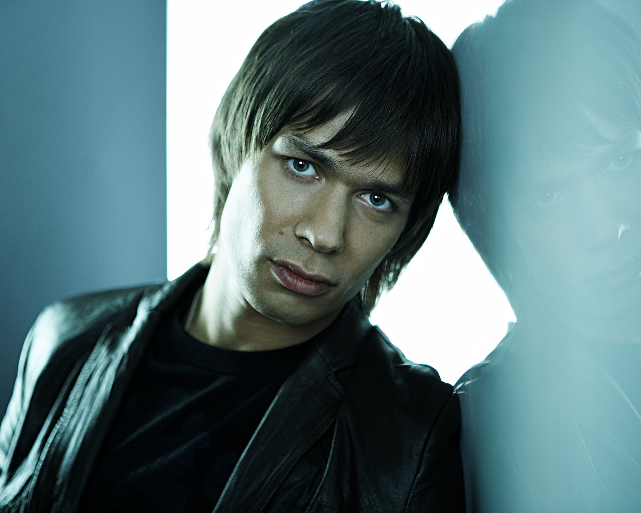 Стас Пьеха прислонился к стенке