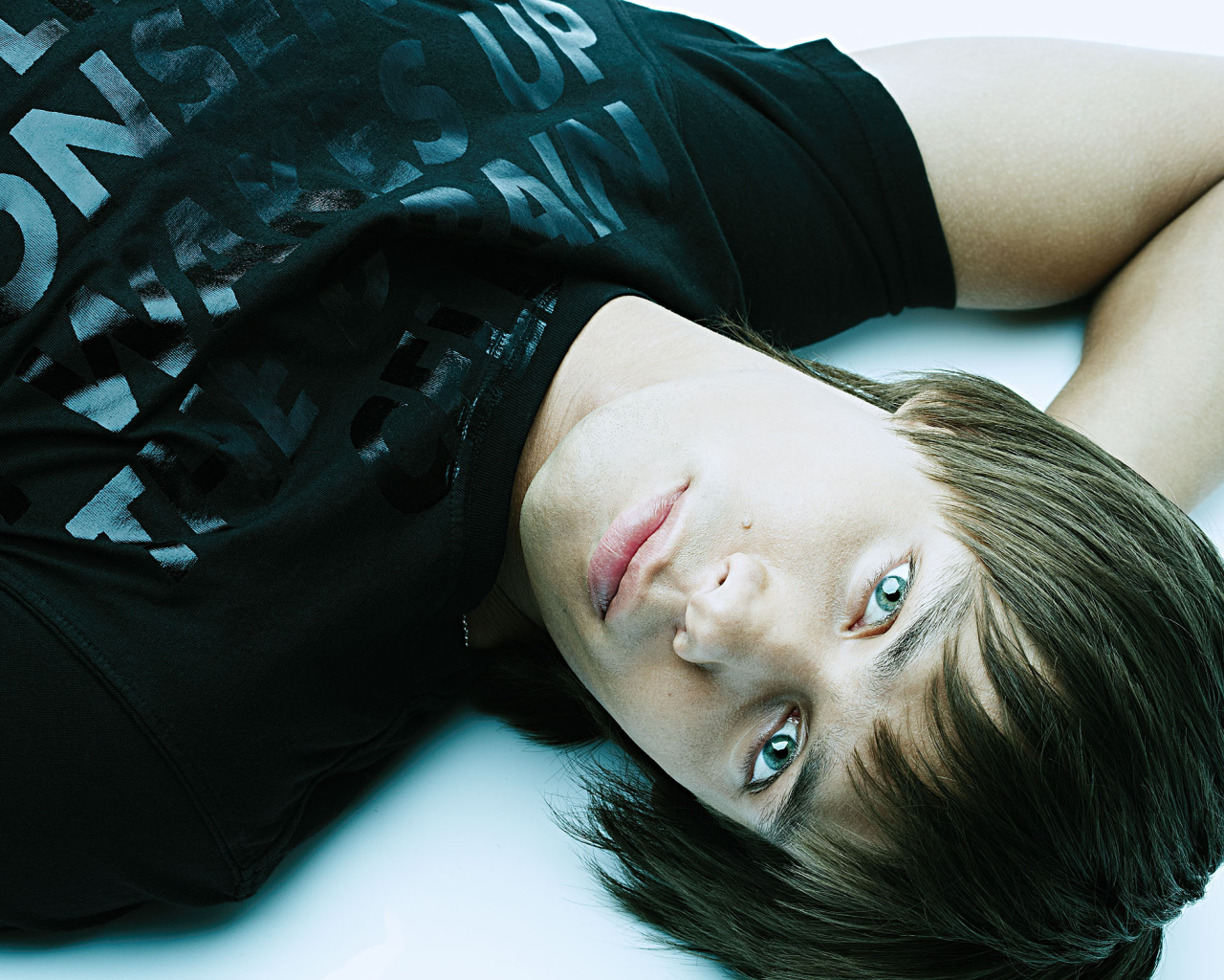 Стас Пьеха в черной футболке