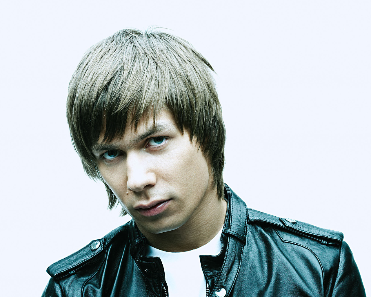 Стас Пьеха в кожаной куртке