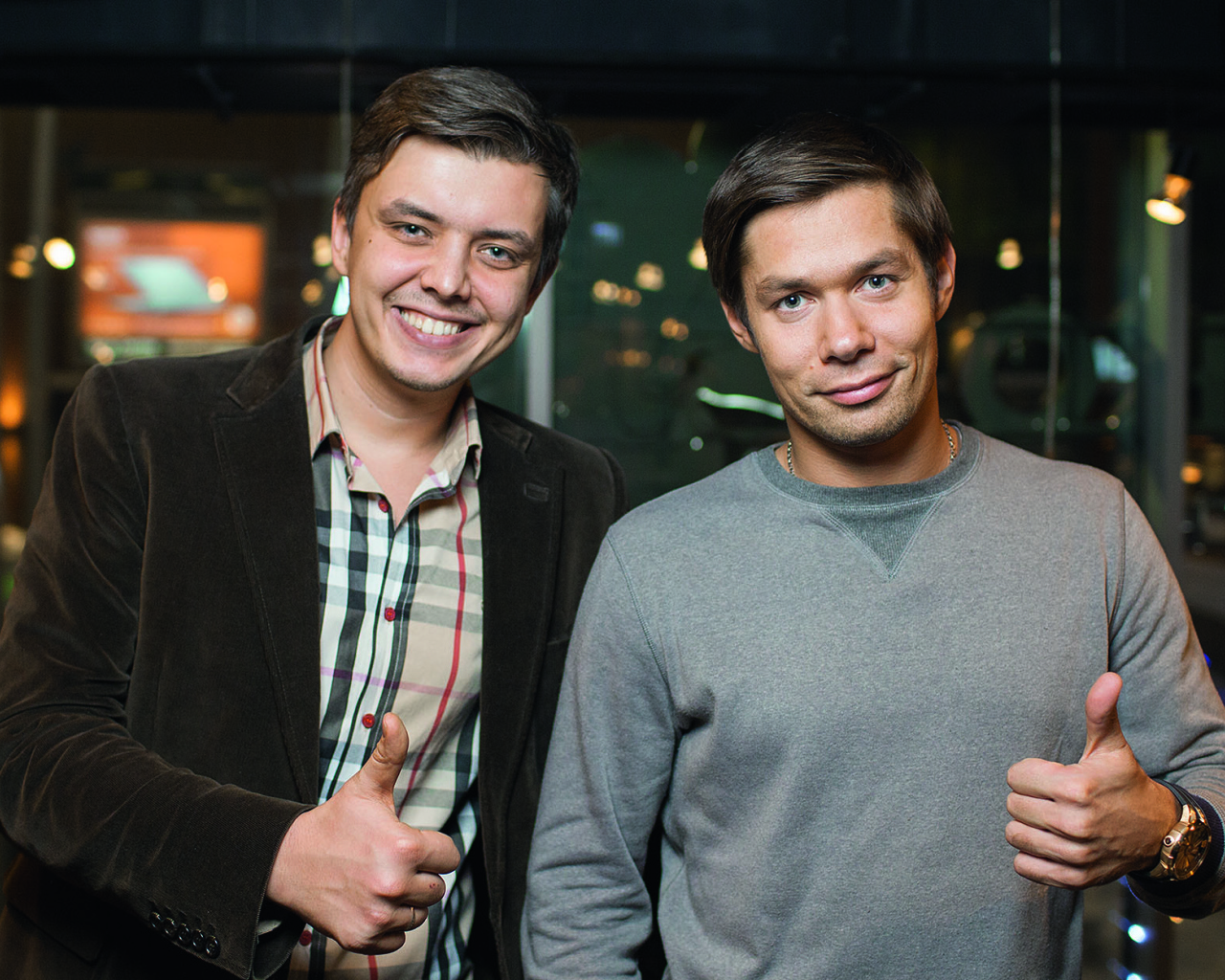 Стас Пьеха с другом в баре