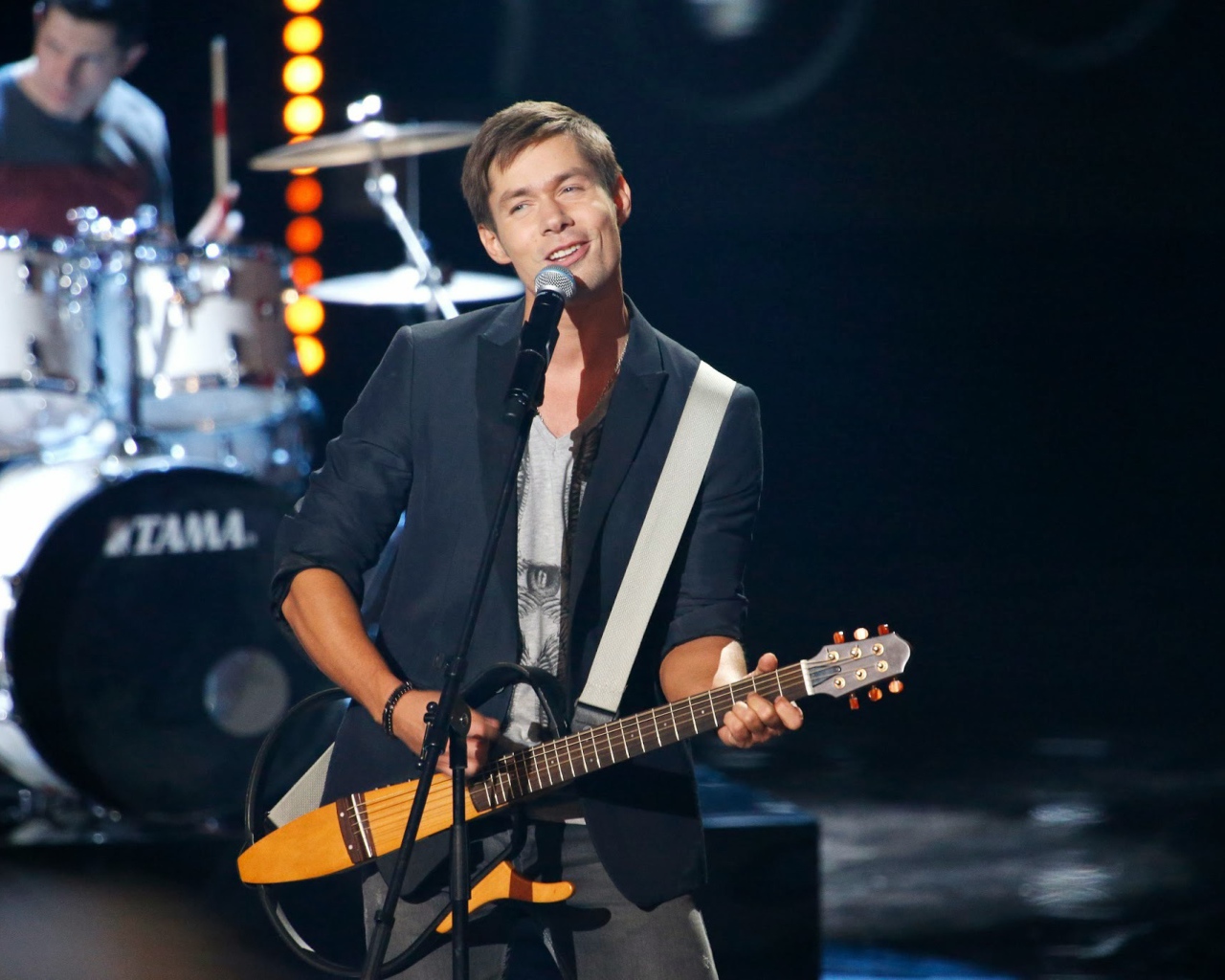 Стас Пьеха поет под гитару