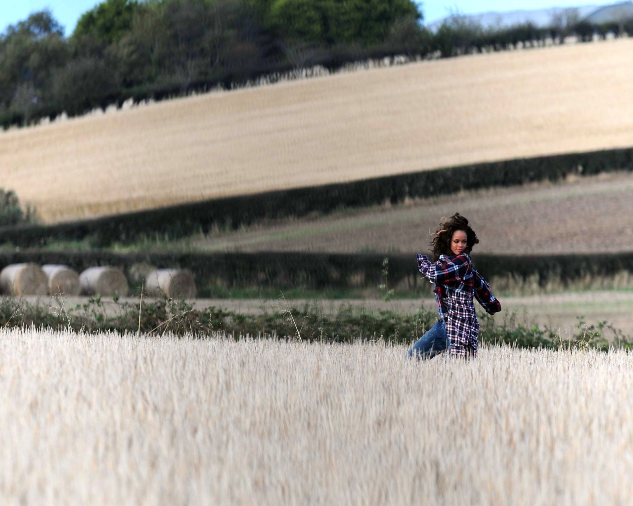 Рианна бежит по полю