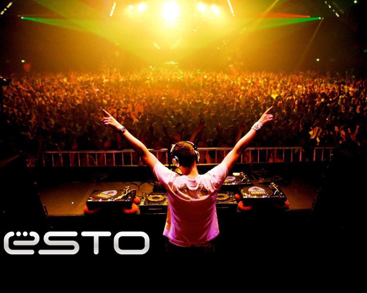 Диджей у пульта