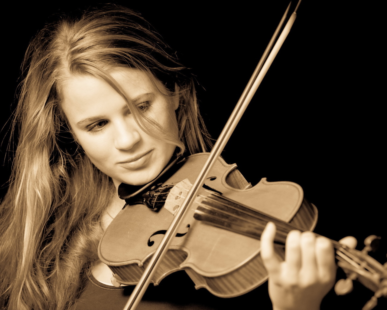 Девушка музыкант играет на скрипке