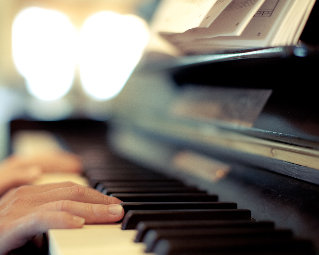 Руки лежат на клавишах