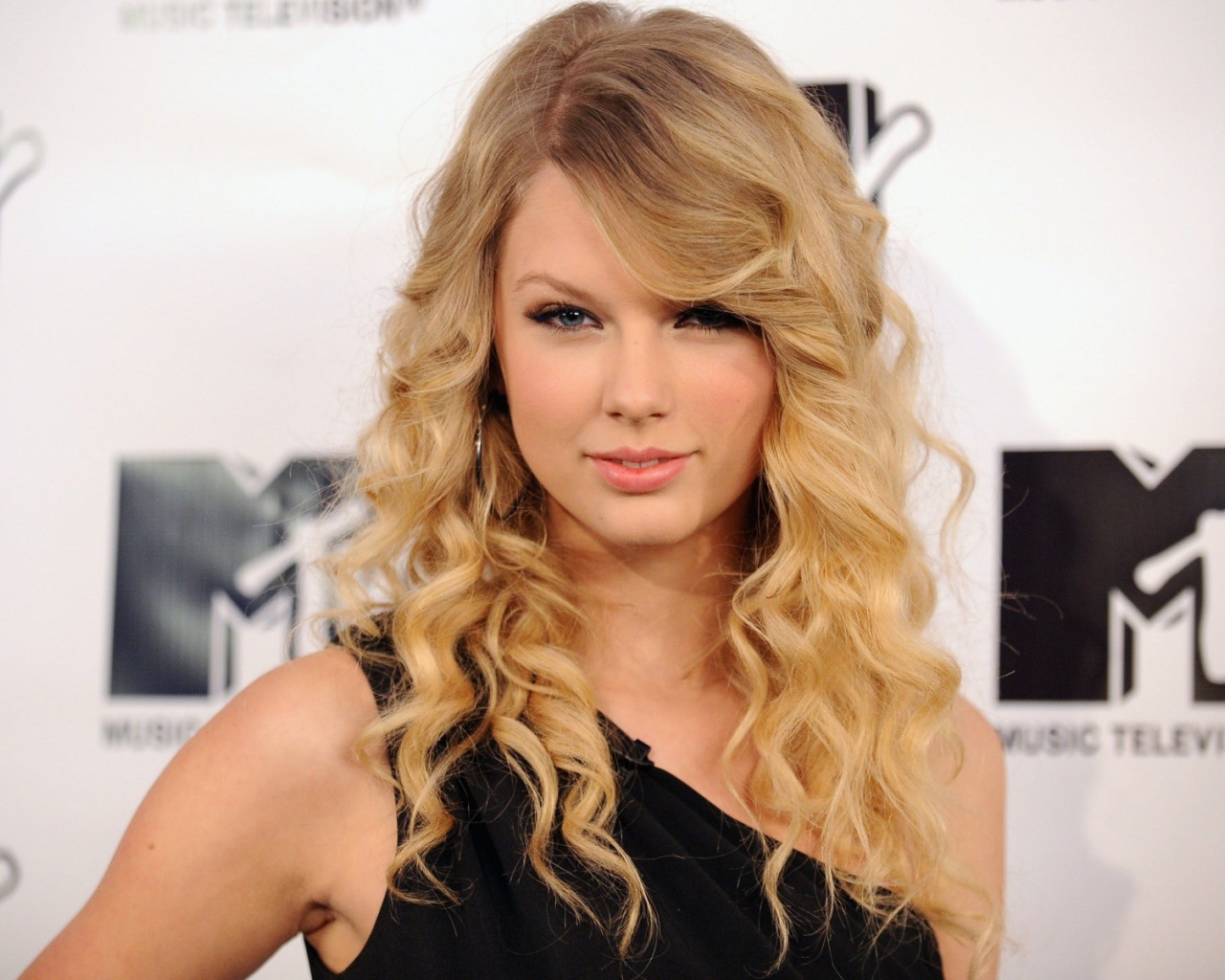 Портрет певицы Тейлор Свифт