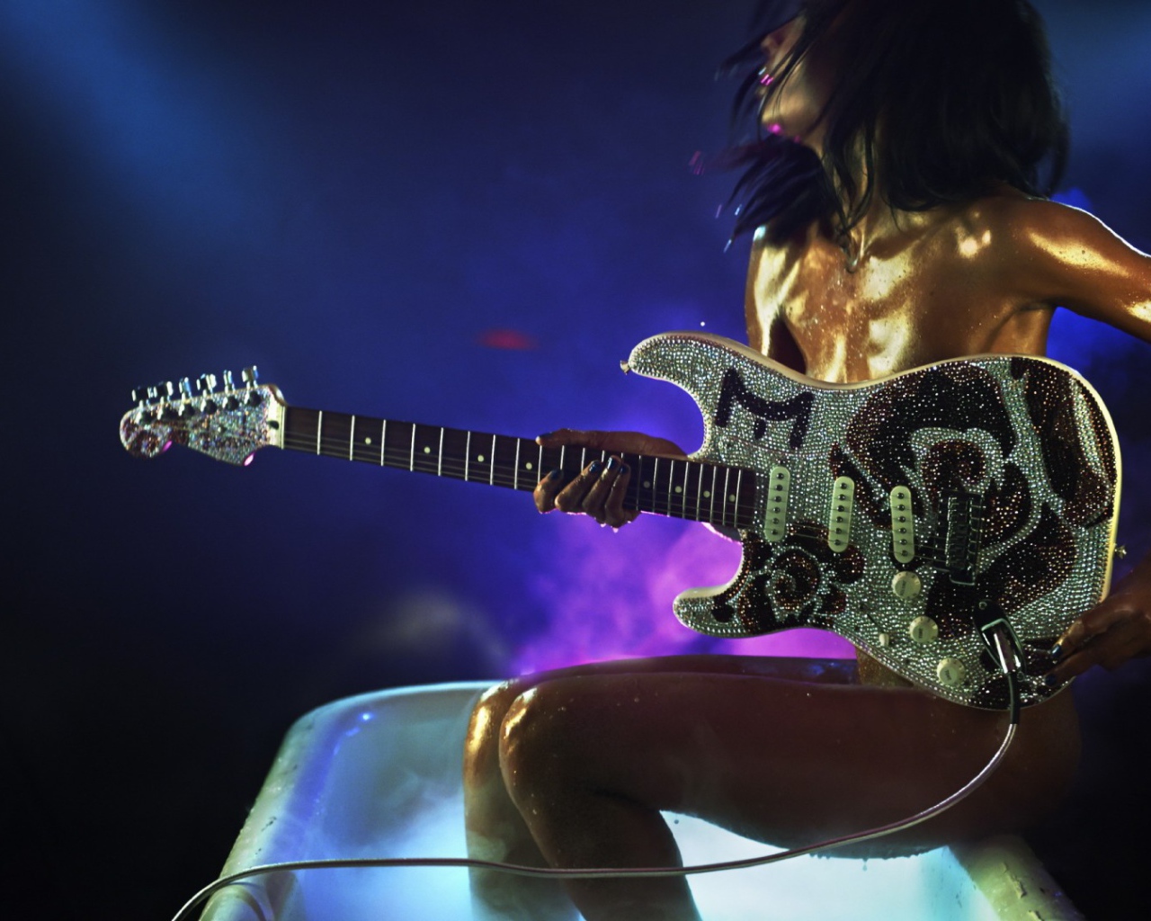 Девушка в ванной с гитарой