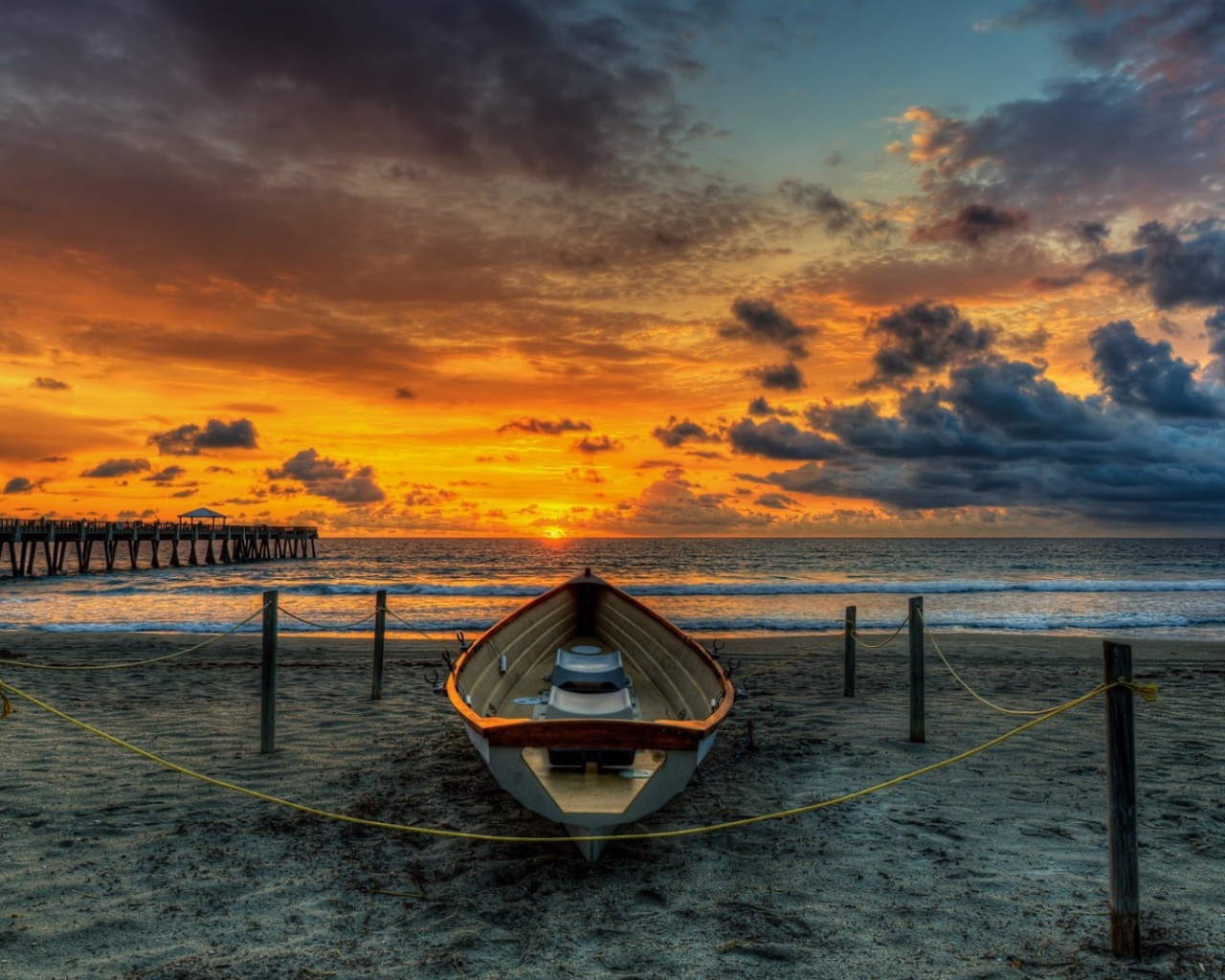 Лодка на пляже в песке