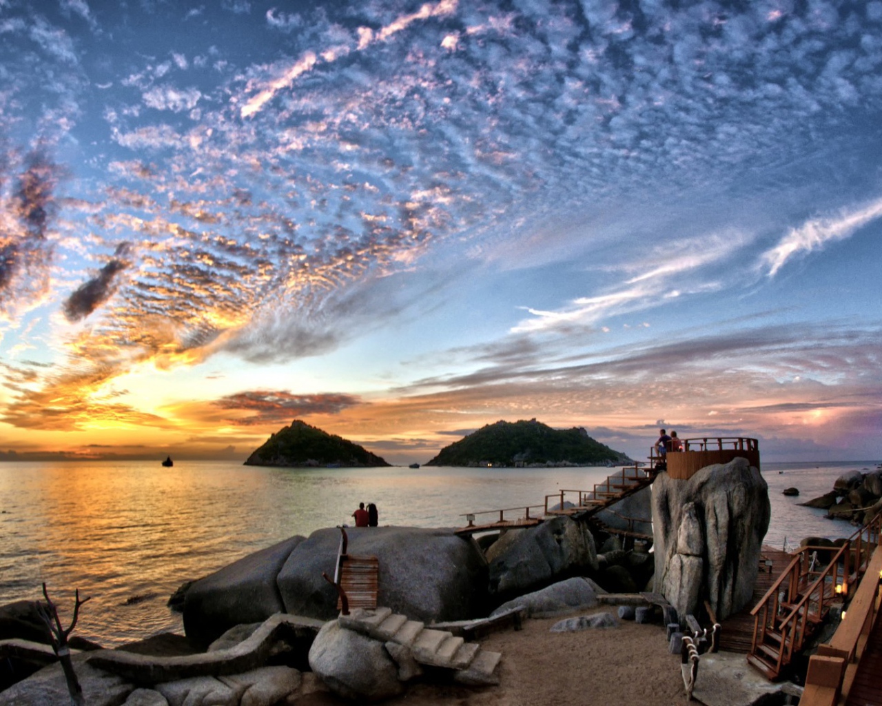 Пара на пристани заката