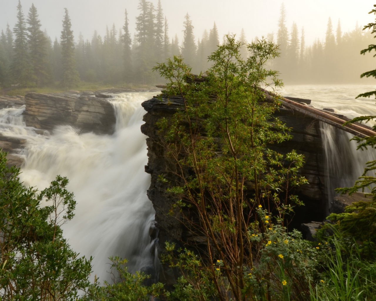 Водопад на камнях