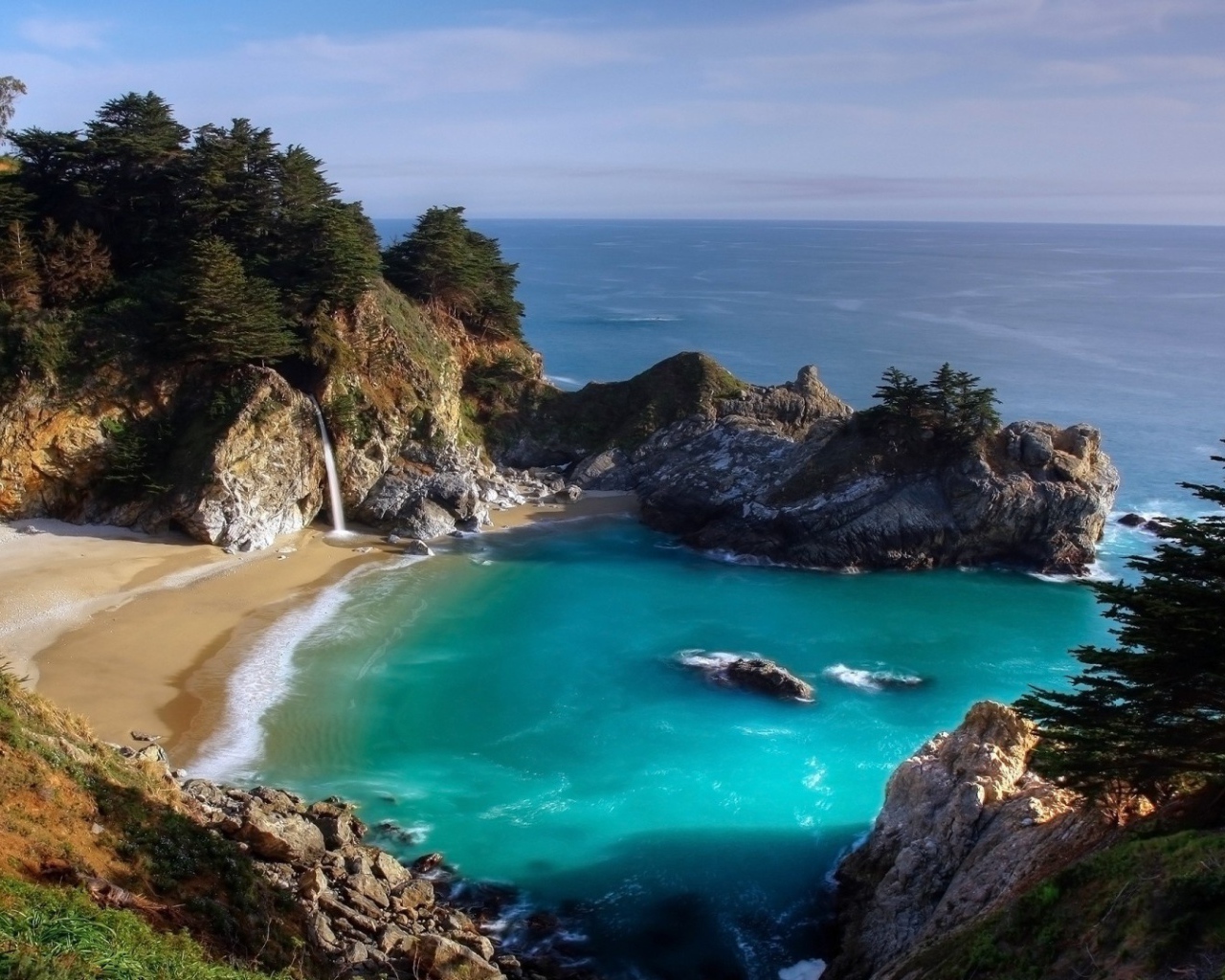 Небольшой пляж с водопадом