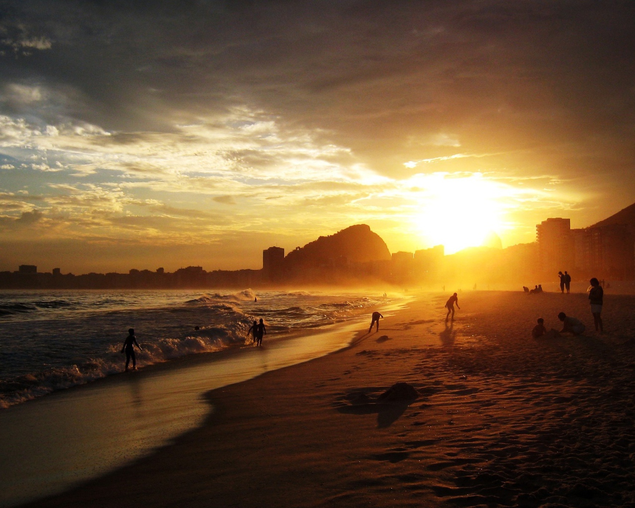 Купание на заходе солнца