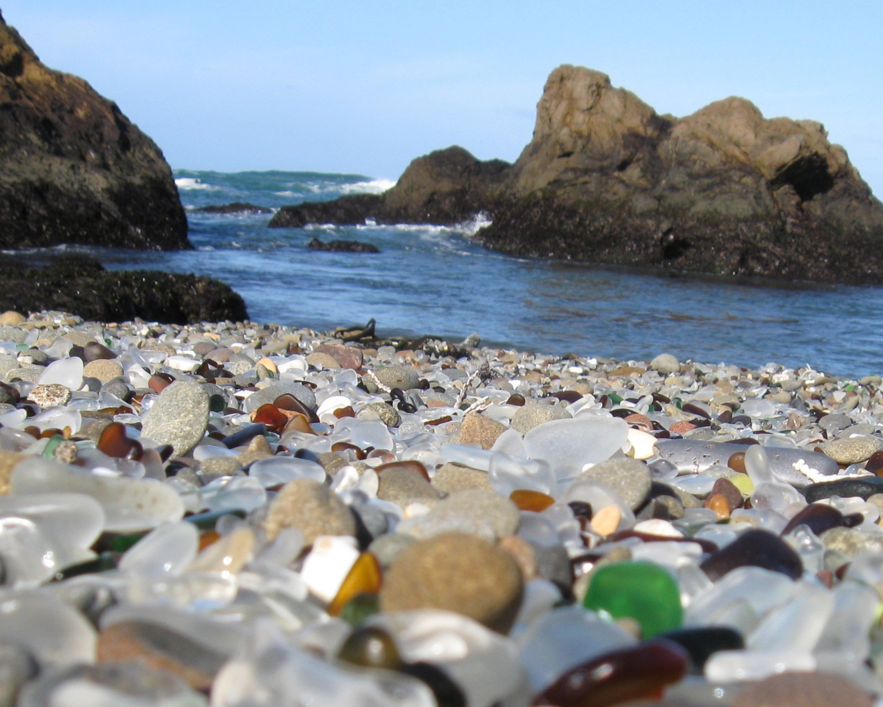 Пляж покрытый стеклом