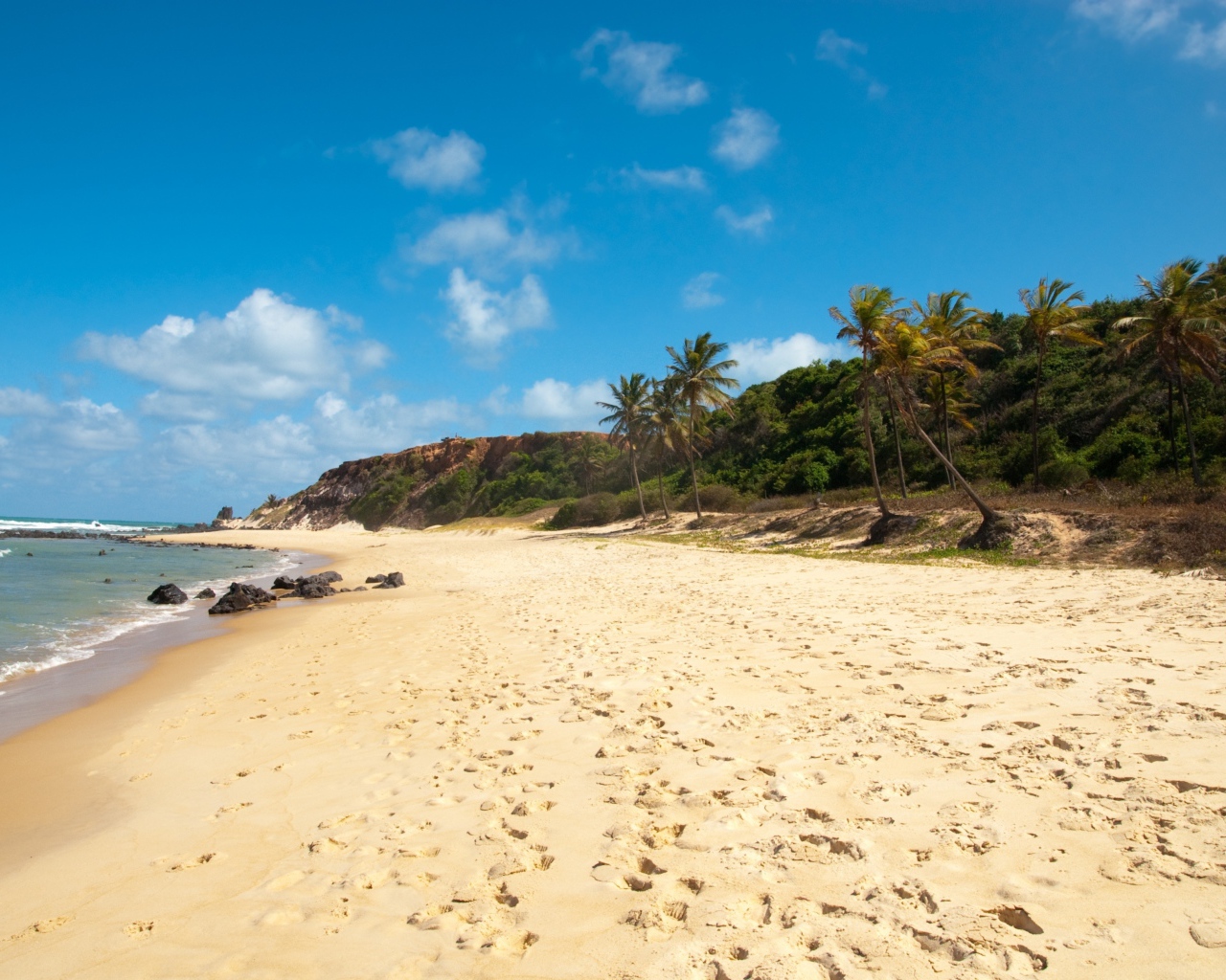 Пляж из золотого песка