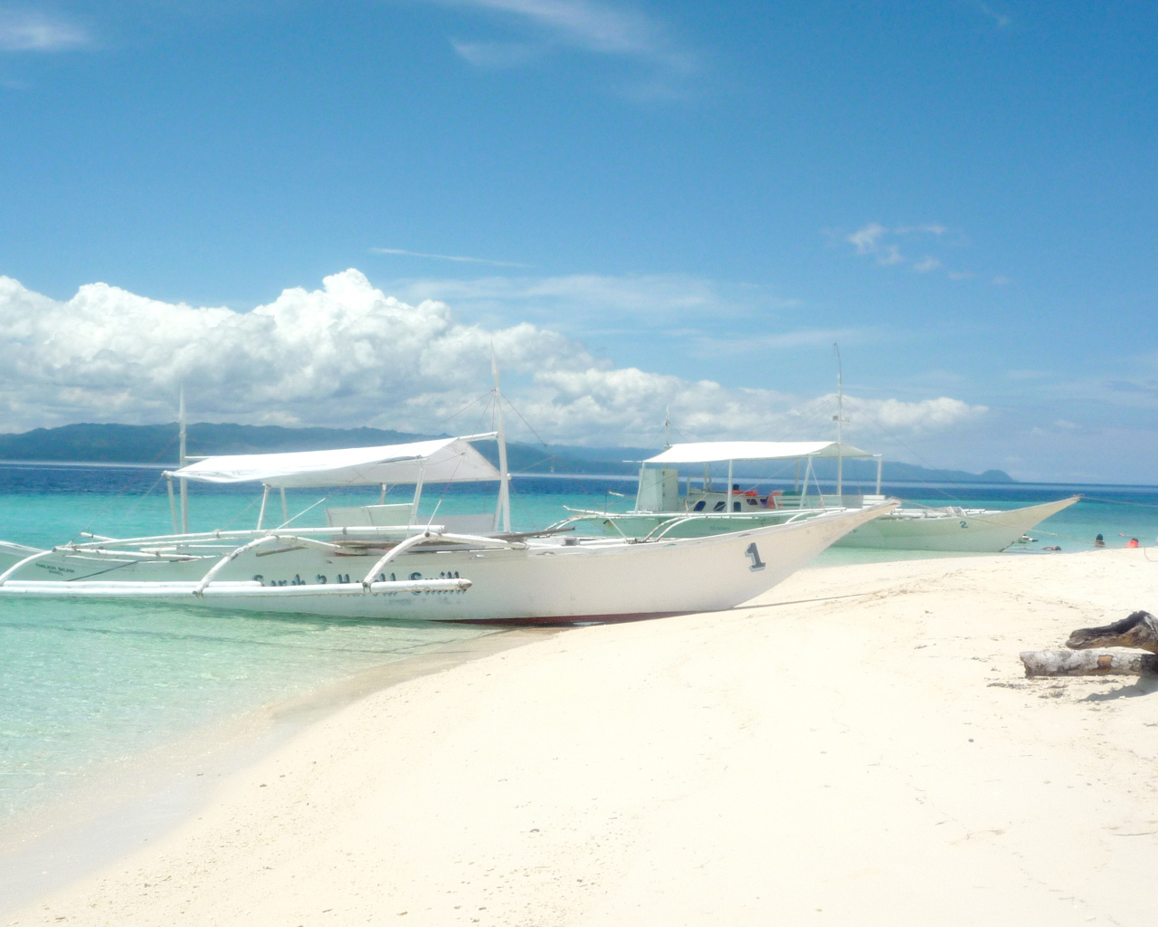 Пляж из белого песка