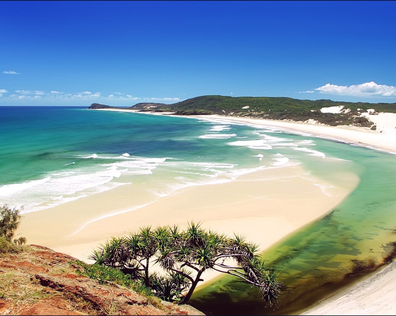 Вид на пляж с горы