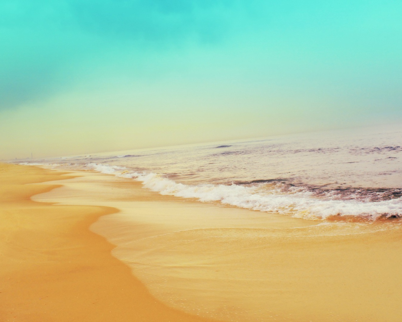 Пляж с желтым песком