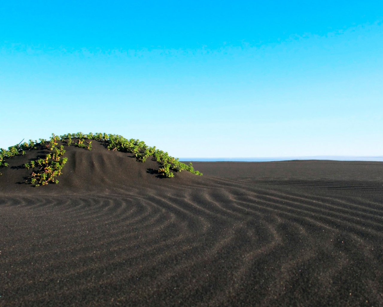 Пляж с черным песком