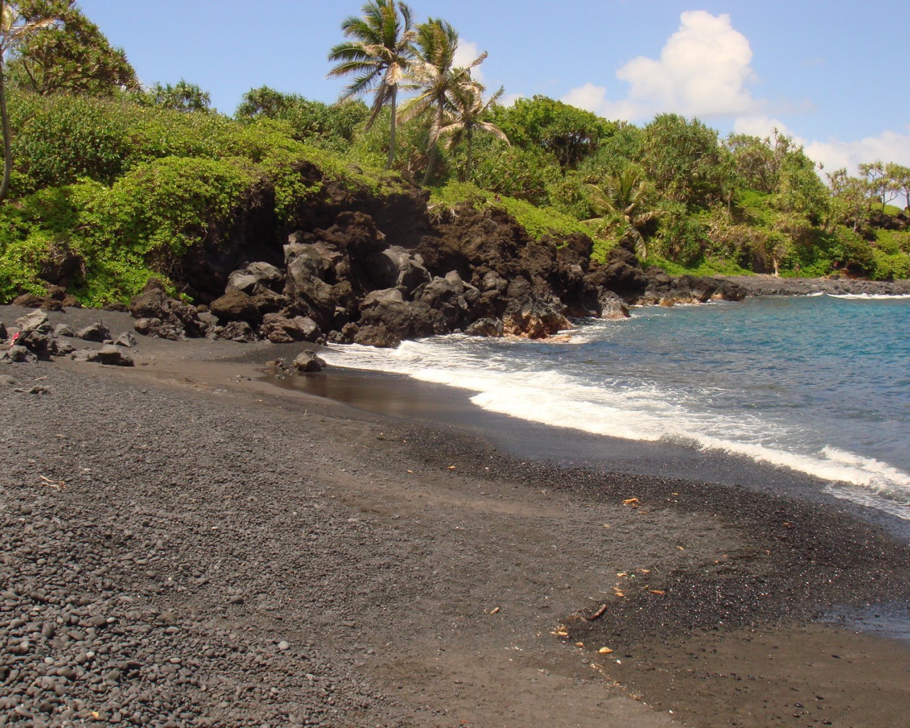 Черный песок на пляже
