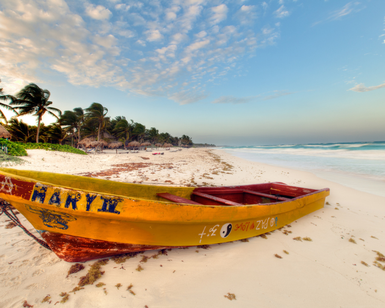 Лодка на белом пляже