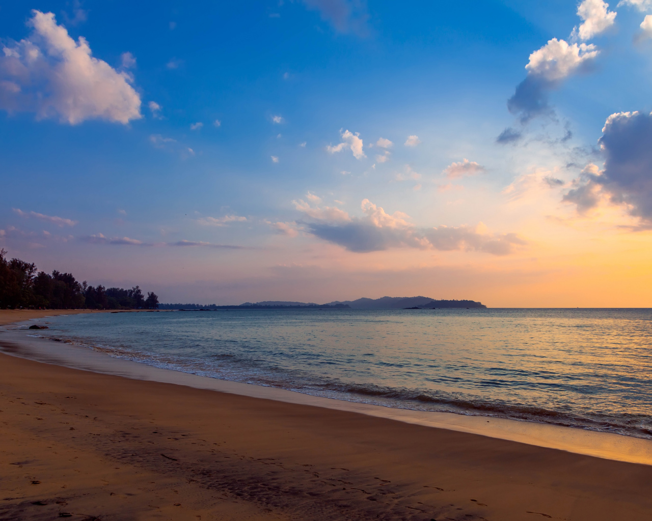 Спокойный закат на пляже