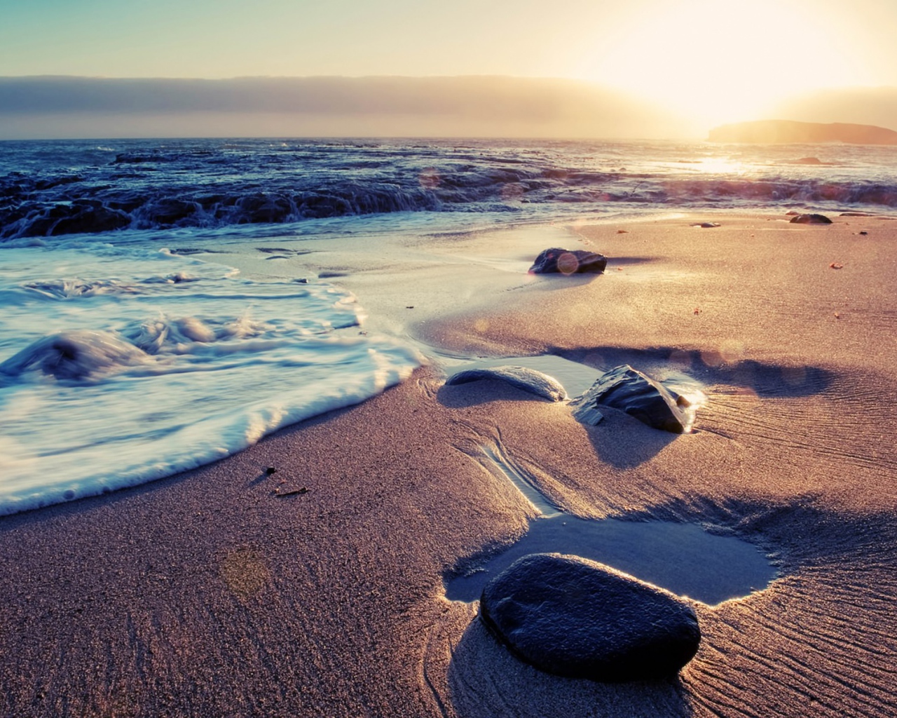 Ласковые волны на пляже