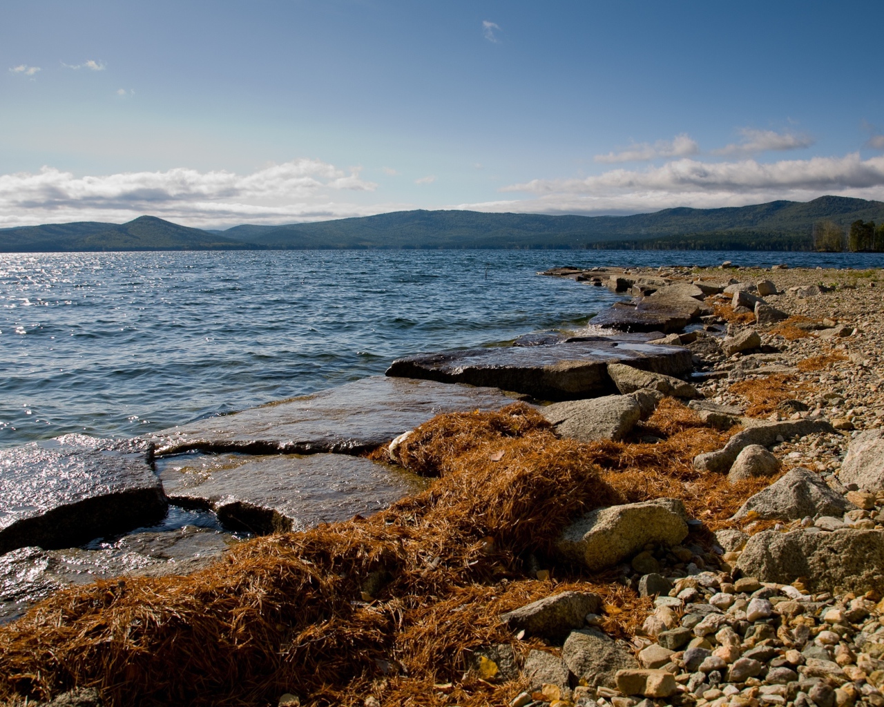 Золотой пляж на озере Тургояк