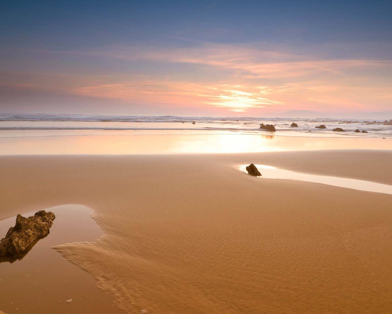 Золотой песок на пляже