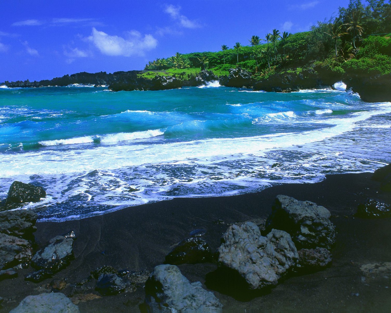 Красивый вид на черный пляж