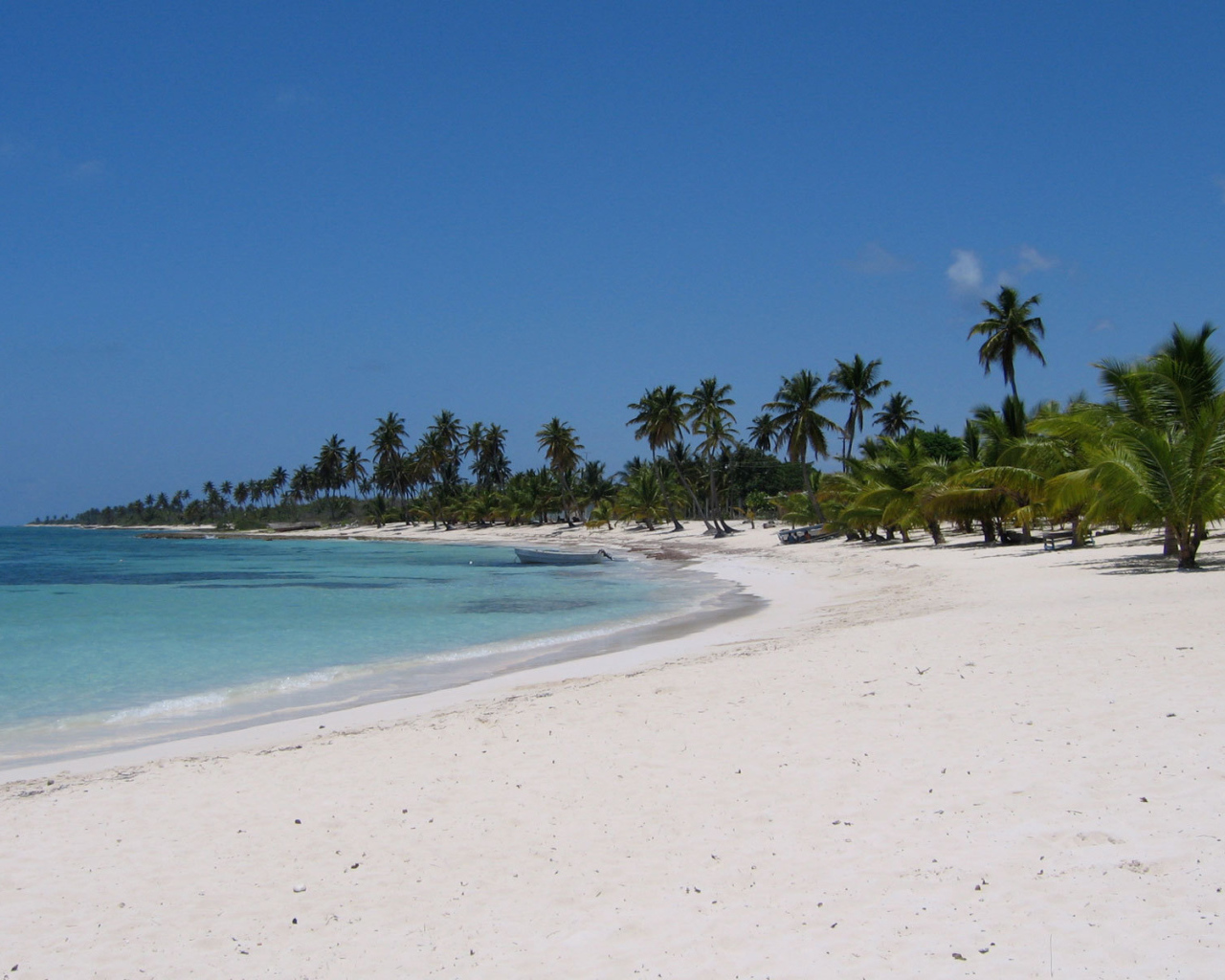 Красивый вид на белый пляж