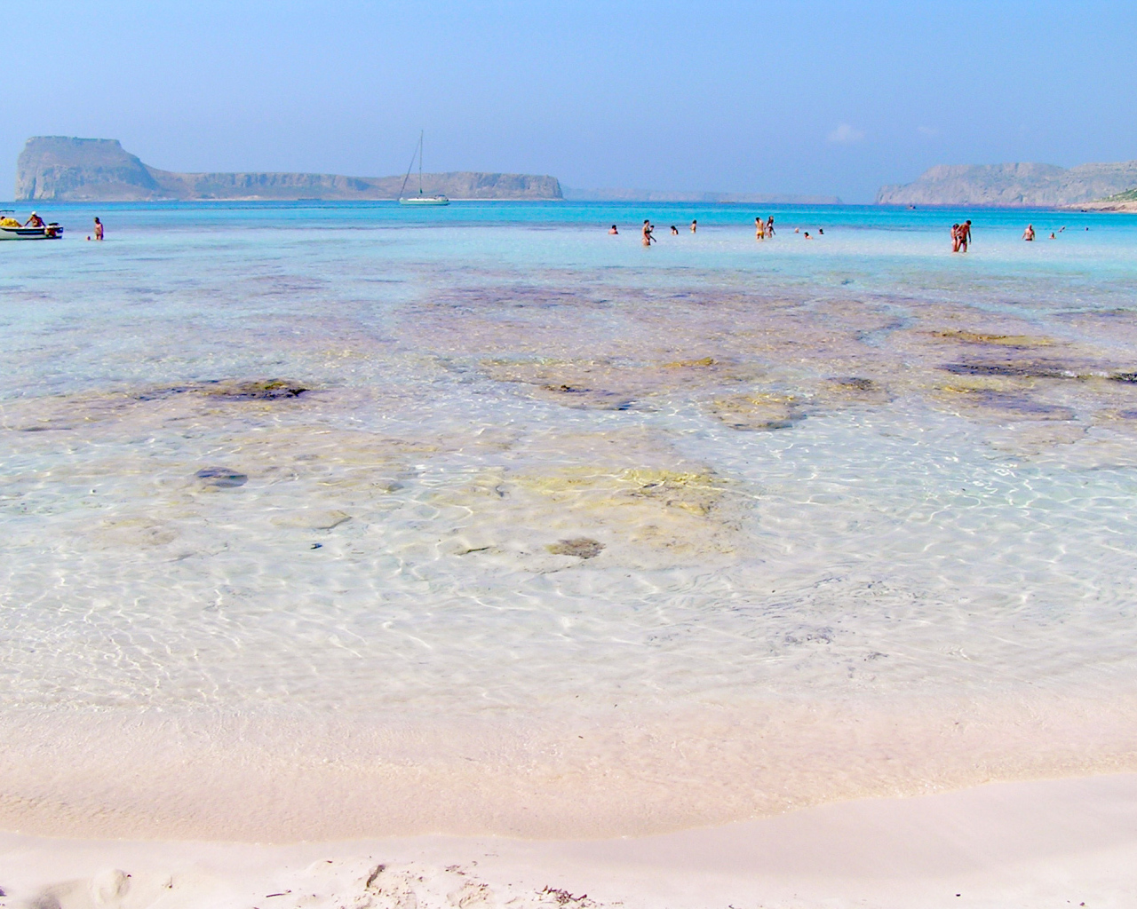 Розовый пляж на Крите